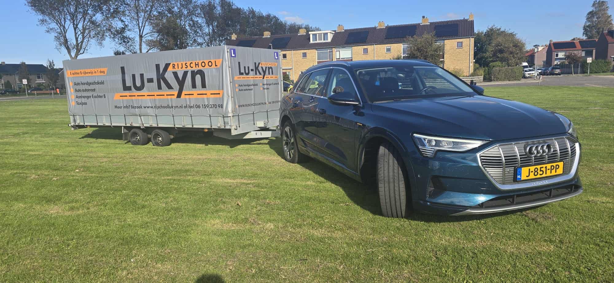 Auto en aanhanger van Rijschool Lu-Kyn Den Helder